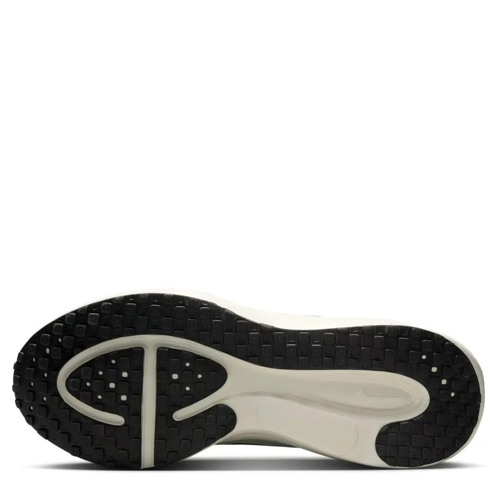 SIZE 10 - NIKE MENS REVOLUTION 8 RUNNING SHOE